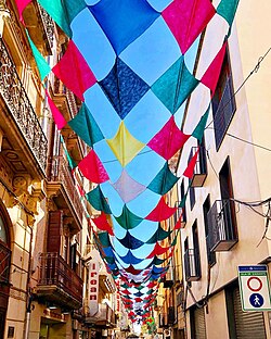 Calle adornada durante las fiestas locales
