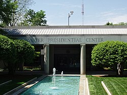 Fachada exterior de la Biblioteca y Museo Presidencial Jimmy Carter.