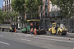 Operarios realizando labores de asfaltado en una calle