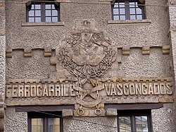 Relieve alusivo a Ferrocarriles Vascongados en la fachada de la Estación de Bilbao-Achuri