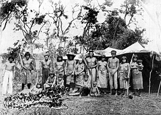 Fotografía histórica de una tribu de tobas cerca del río Pilcomayo en 1892.