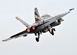 Aeronave militar moderna en vuelo de prueba