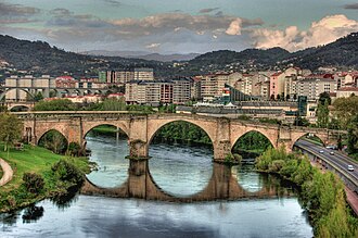 Puente romano sobre el río Miño