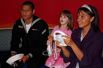Jóvenes interactuando con videojuegos