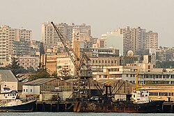 Vista general del puerto marítimo de Maputo con actividad de carga y descarga.