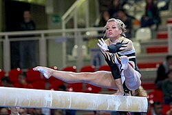 Dorina Böczögő compitiendo en la viga de equilibrio en 2012