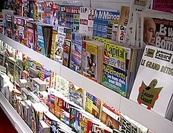 Variedad de revistas expuestas en un establecimiento en Francia en 2004.