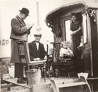 Un trabajador del censo visita a una familia de viajeros indígenas holandeses en 1925