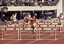 Evento de obstáculos en el primer pentatlón olímpico femenino en 1964