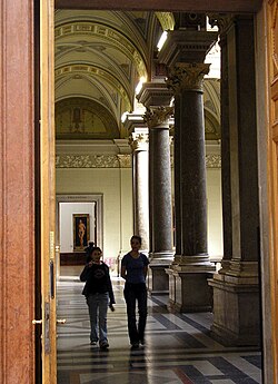 Un pasillo interior del museo