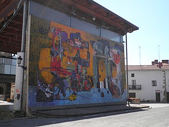 Mural de cerámica en el frontón de Usúrbil