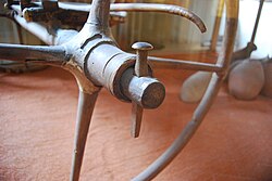 Pezonera o perno de un carro etrusco conservado en el Museo Arqueológico Nacional de Florencia.