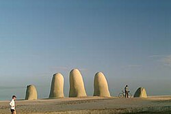 La escultura de La Mano en la Playa Brava