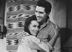 Elvis Presley junto a Dolores del Río en Flaming Star