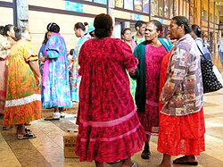 Mujeres canacas en un evento local.