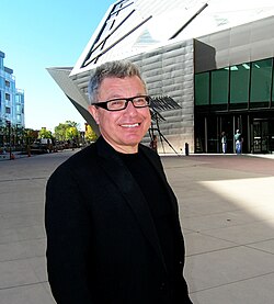 Daniel Libeskind frente a su obra de ampliación del Denver Art Museum
