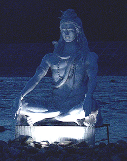Estatua monumental del dios Shiva